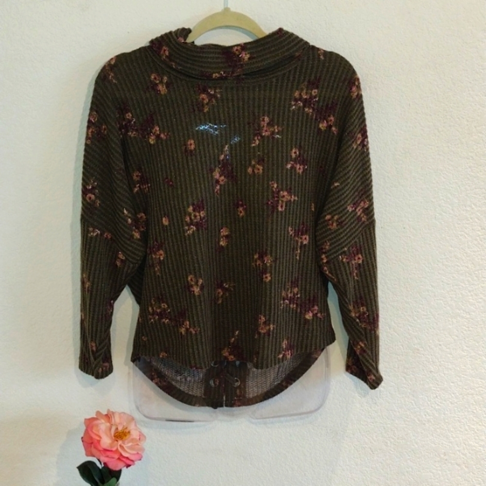 🌺 Floral lace up back cowl neck Pullover over Waffle knit Fabric Size S